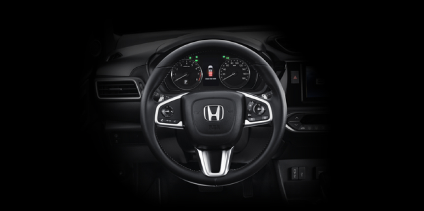 Các nút bấm được tích hợp trên vô lăng vô cùng tiện nghi, cho phép người lái tùy chỉnh các hoạt động và thiết lập các tính năng như đồng hồ hiển thị, thông tin giải trí, đàm thoại rảnh tay và hệ thống Honda Sensing.